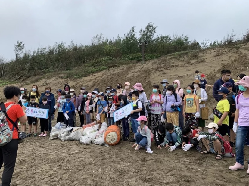鄧公國小淨灘守護海岸(另開新視窗)